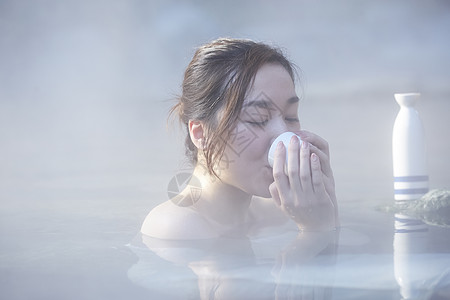 泡温泉喝酒的女青年图片