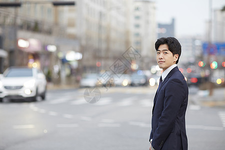 街头穿着西装的成年男子背景图片