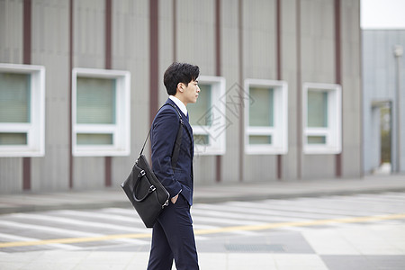 年轻白领过马路图片