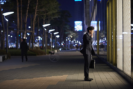 路夜景夜晚下班的商人走在街上背景