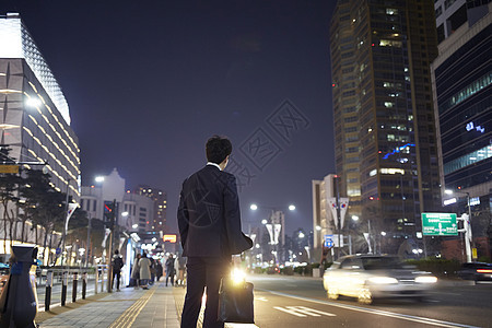 夜晚在市中心散步的上班族图片