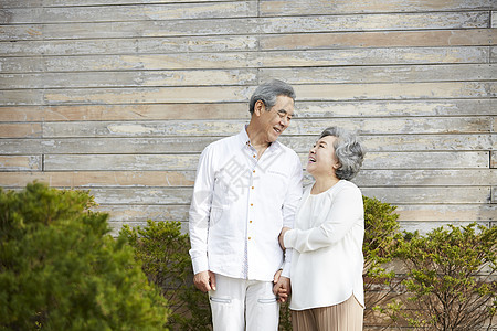 退休老年夫妇手挽手开心的笑着图片
