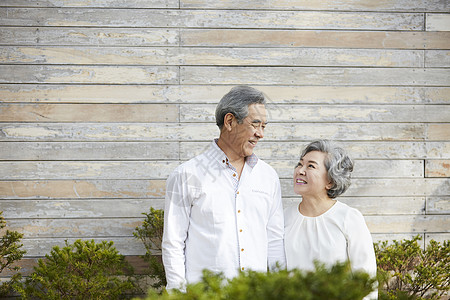 退休老年夫妇一起幸福生活图片