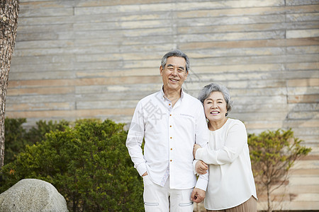 退休老年夫妇手挽手开心的笑着图片