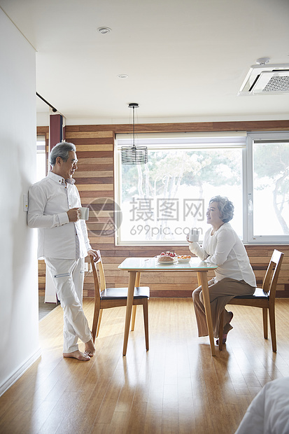 老年夫妻享受下午茶图片