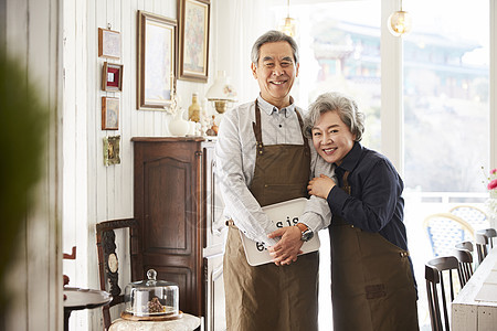 老夫妇室内依偎在一起图片