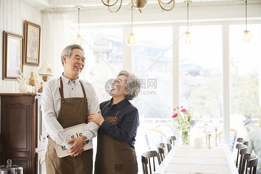 判断盯着看非常小生活老夫妇丈夫妻子在一起图片