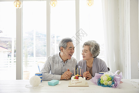 广西60周年老年夫妇在家里过周年纪念日背景