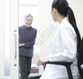 银发族诊断定期去看医生医院检查女医生和高级女人图片