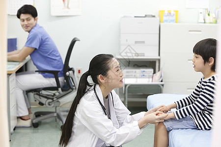 病人女人释然体检女医生和男孩图片