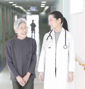 老年女性和女医生聊天图片