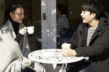年轻男女户外晒太阳聊天喝茶图片