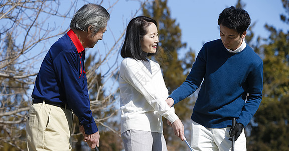 老年男女户外高尔夫球交流图片