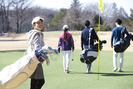 高尔夫球袋人类男人三十几岁女子打高尔夫球背景