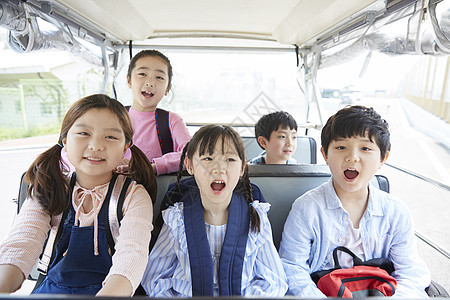 坐在车上开心的孩子们图片
