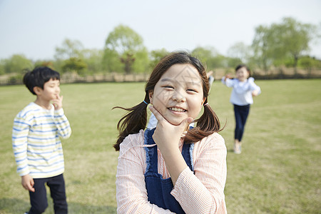 公园的可爱小女孩图片