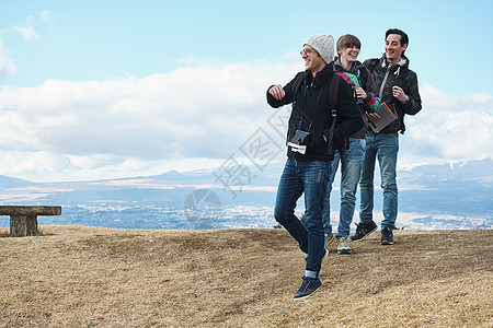 享受景点如画般的景色徒步旅行的外国人观点图片