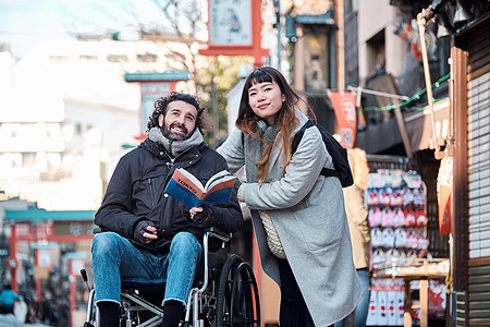 游客男人们游览在轮椅旅行的人图片