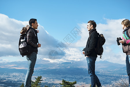 欢快指示户外外国人的观点富士山图片