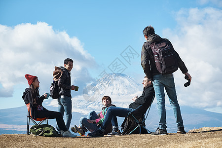 风景名胜女士们旅途富士山观看外国人图片