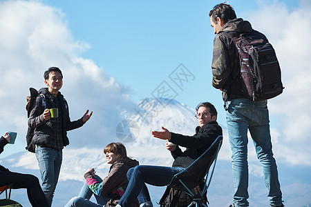 人全身云彩全身男人们富士山观看外国人背景