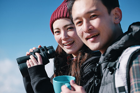 伙伴微笑前途富士山视图徒步旅行夫妇高清图片