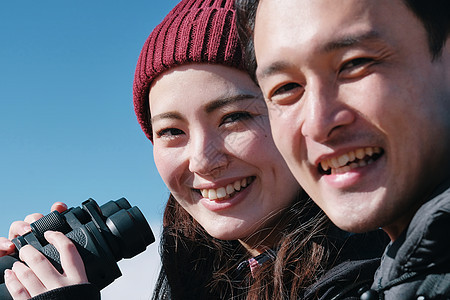 看旅途双筒望远镜富士山视图徒步旅行夫妇图片