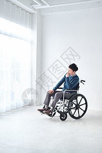 日常生活独自生活屏障轮椅男图片