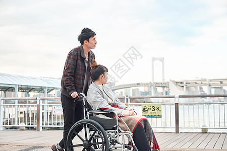 风景名胜日本人婚礼轮椅妇女和男子图片