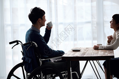 壮年女商务人士轮椅男女图片