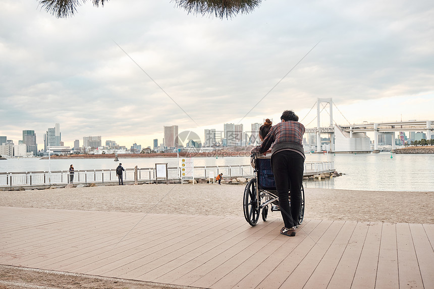 海岸亚洲人20多岁轮椅妇女和男子图片
