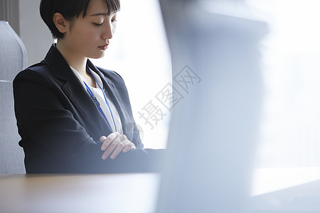 会议室里思考女商人图片