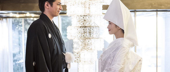 婚礼大厅穿着日本婚礼礼服的夫妻图片