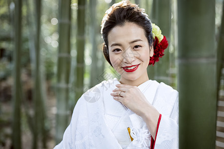 新娘穿着日本服饰微笑图片