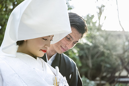 户外穿着日本婚礼礼服的新娘和新郎图片