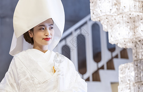 穿着日本婚礼礼服的女性图片