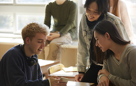 学习的国际高中生图片