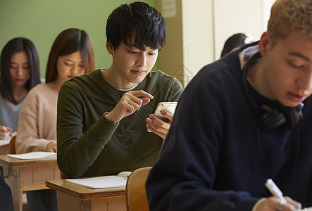 留学出国国际学校认真学习的学生背景