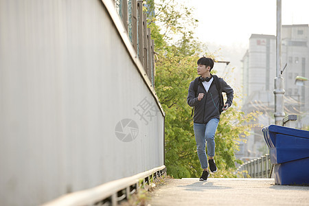 户外跑步奔跑的青年男性图片