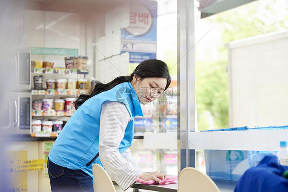 便利店员工在打扫卫生图片