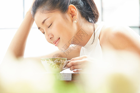 享受下午茶的年轻女子图片