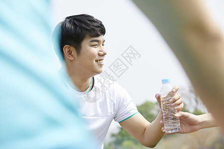 喝水的运动小伙背景图片