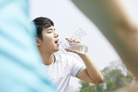 喝水的运动小伙背景图片