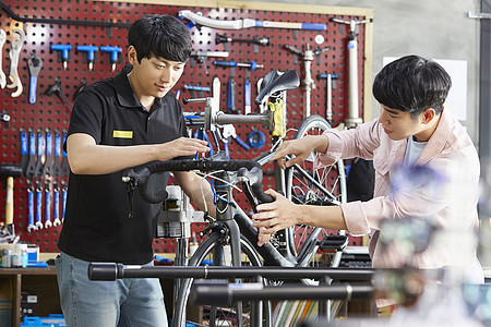 自行车修理厂的男性图片