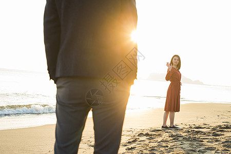 生气通体男子夫妻海岸图片