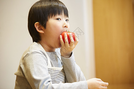 幼儿较年轻人物吃西红柿的孩子图片