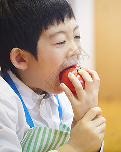 饮食小学生上课吃西红柿的孩子图片