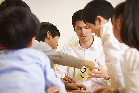 男女人字母儿童英语课堂图片