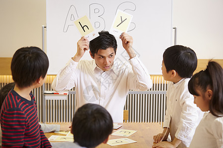 男子男人年轻的女孩儿童英语课堂图片