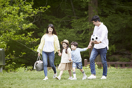 公园里踏青的一家人图片